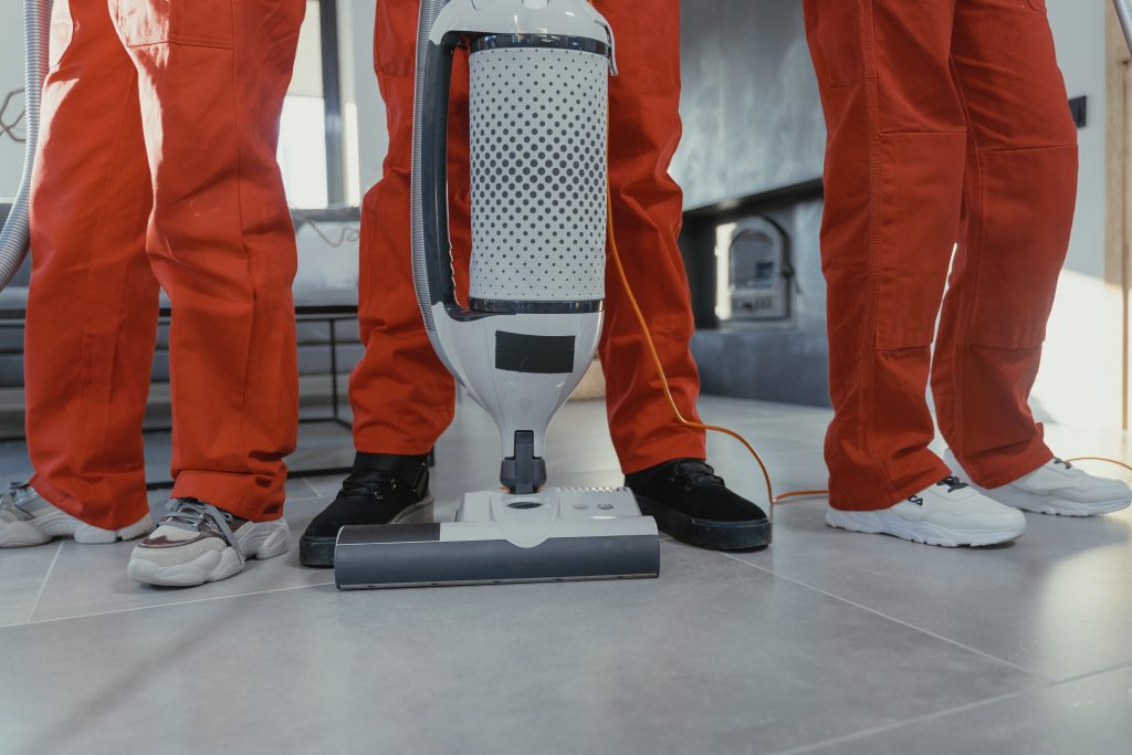 商业清洁 黄金海岸 - people in cleaning gear with vacuum