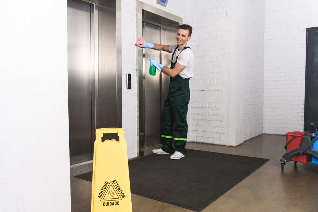 商业清洁布里斯班 - man cleaning a commercial office